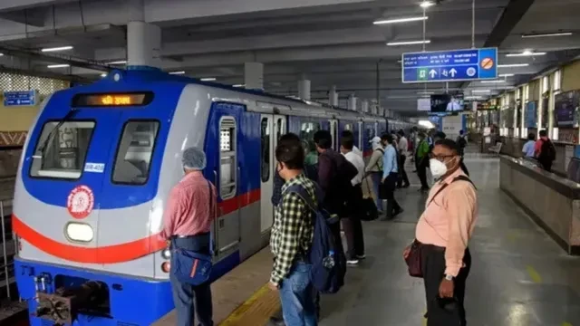 कोलकाता: कालीघाट मेट्रो स्टेशन पर आत्महत्या की कोशिश, कुछ देर बाधित रहीं सेवाएं