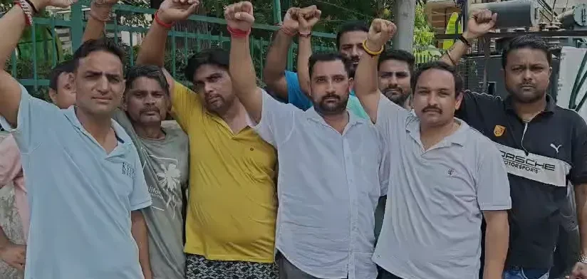 मुजफ्फरनगर: सुभाष नगर में बिजली संकट पर लोगों का गुस्सा फूटा, किया प्रदर्शन