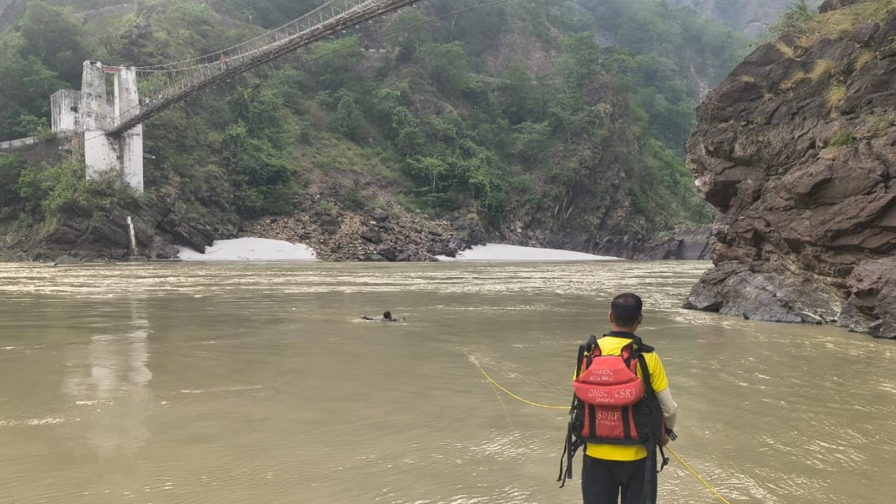 उत्तराखंड: सिंगटाली पुल के पास गंगा में नहाते समय दिल्ली के दो युवक बहे, सर्च ऑपरेशन जारी