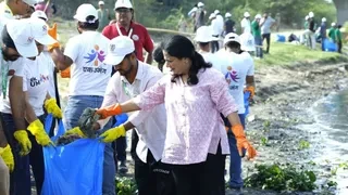 दिल्ली: सीएम रेखा गुप्ता ने युवाओं संग चिल्ला गांव में की यमुना सफाई