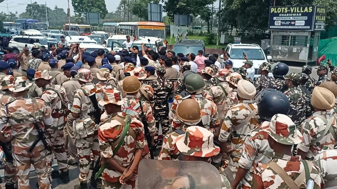 उमेश कुमार और चंद्रशेखर आजाद को पुलिस ने रोका, नई टिहरी कूच के दौरान तनाव