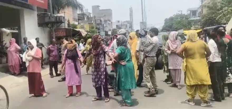मुजफ्फरनगर: पोस्टमार्टम को लेकर हंगामा, परिजनों ने लगाया जाम