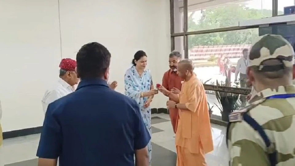 आगरा में 2791 करोड़ की विकास योजना पर मंथन, CM योगी के सामने रखे गए प्रस्ताव