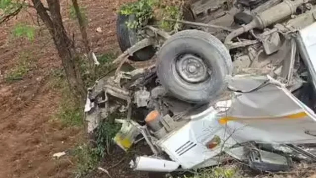 पुणे में भीषण सड़क हादसा: ट्रेकिंग के लिए जा रही मिनी बस खाई में गिरी, 2 की मौत