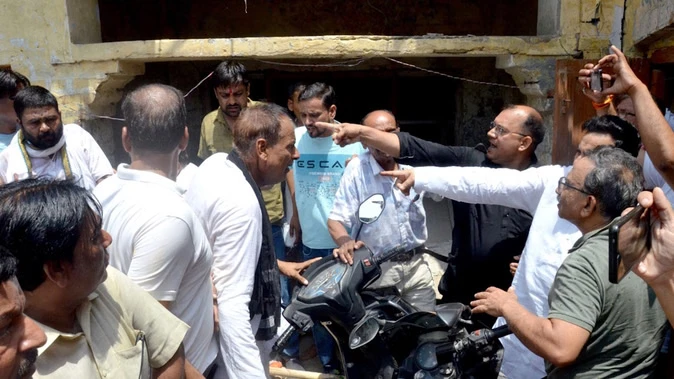 अलीगढ़ कांग्रेस कार्यालय में बैठक के दौरान मारपीट, कार्यकर्ताओं के बीच चले जूते