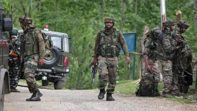 सोपोर में आतंकी ठिकाने का भंडाफोड़, हथियारों का बड़ा जखीरा बरामद