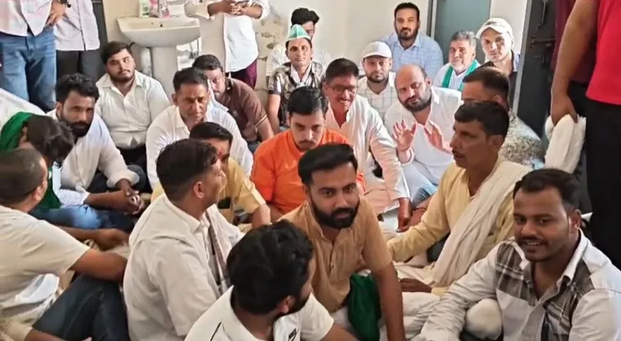 मुजफ्फरनगर: मुकदमे के विरोध में RLD कार्यकर्ताओं का मुख्य अभियंता कार्यालय पर प्रदर्शन