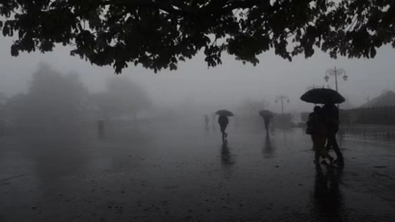 हिमाचल में मौसम का कहर जारी, कई इलाकों में भारी बारिश