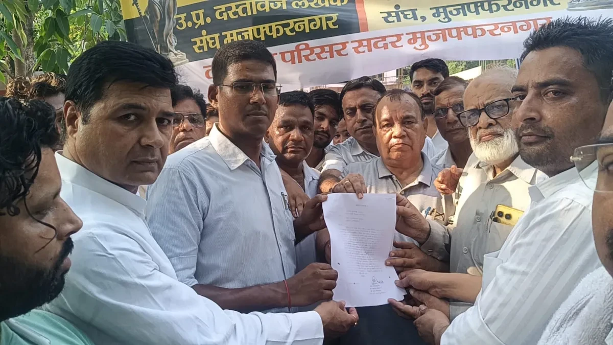 मुजफ्फरनगर: ई-रजिस्ट्री के खिलाफ आंदोलन तेज, अधिवक्ताओं ने निकाला मौन मार्च