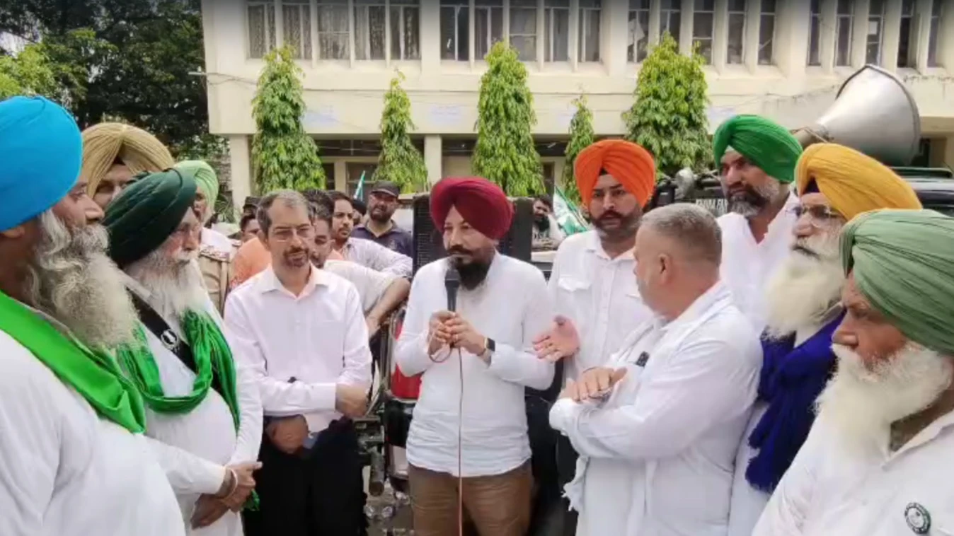 जालंधर में बिजली कटौती के खिलाफ किसानों का बड़ा प्रदर्शन, शक्ति सदन के बाहर धरना