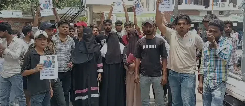 मुजफ्फरनगर: 46 दिन से लापता किशोर, परिजनों ने एसएसपी कार्यालय पर किया प्रदर्शन