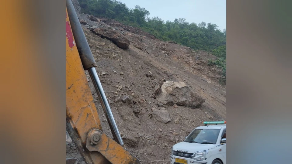 पौड़ी हाईवे 13 घंटे बंद, सतपुली में कंट्रोल्ड ब्लास्टिंग से हटेंगे बड़े बोल्डर