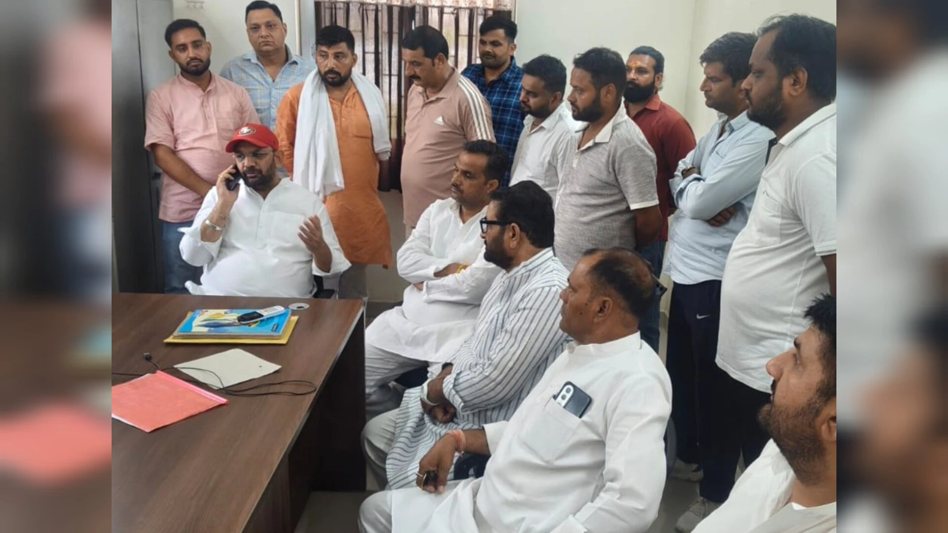 कूड़े के पहाड़ देख भड़के सपा विधायक पंकज मलिक, अधिकारियों की कार्यशैली पर उठाए सवाल