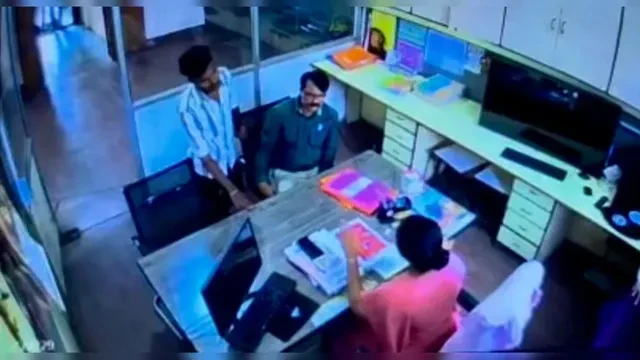 महाराष्ट्र: टीसी विवाद में स्कूल के भीतर टीचर पर छात्र ने किया चाकू से हमला