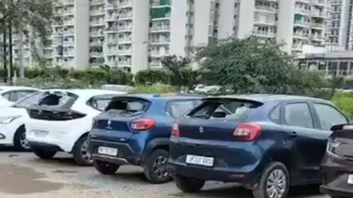 गुरुग्राम में पार्किंग विवाद के बाद 20 से अधिक गाड़ियों के शीशे तोड़े गए, कई गाड़ियां क्षतिग्रस्त