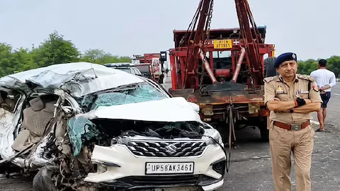 उन्नाव में भीषण सड़क हादसा: बस-कार की टक्कर के बाद पलटी बस, 5 की मौत