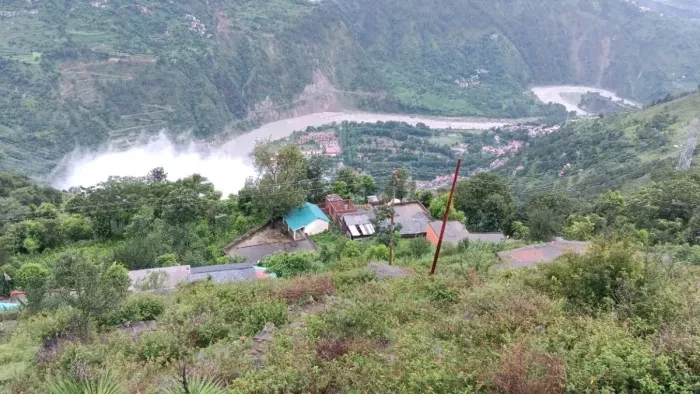 चंबा में बारिश का कहर: कई घरों में घुसा मलबा, 25 पंचायतों का संपर्क टूटा