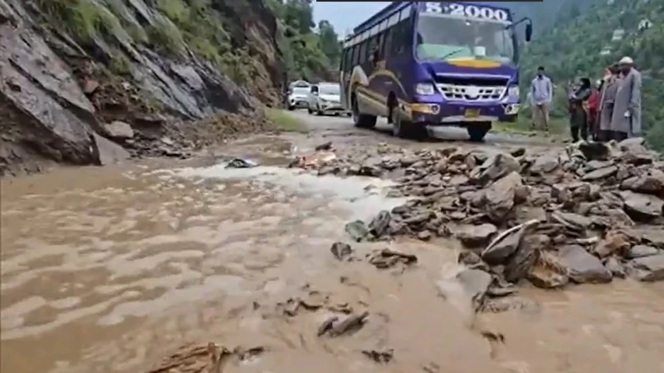 डोडा में बादल फटने से तबाही, कई इलाके बाढ़ की चपेट में, सड़कें बंद और जनजीवन प्रभावित