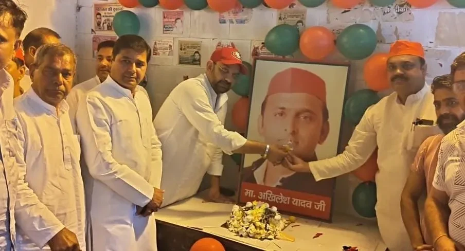 मुजफ्फरनगर: सपा कार्यालय में धूमधाम से मनाया गया अखिलेश यादव का जन्मदिन