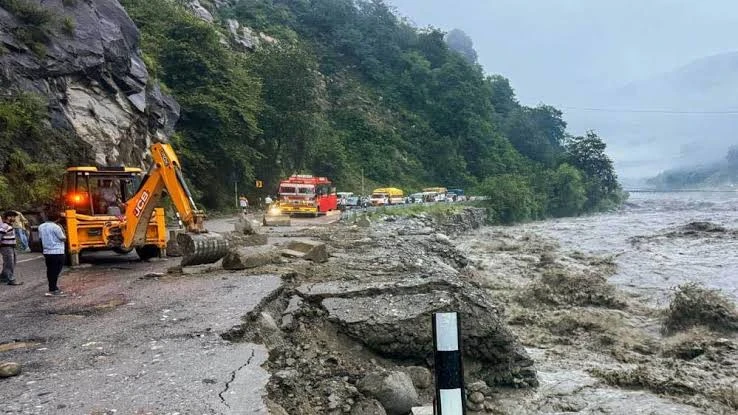 हिमाचल में मानसून का कहर: तीन जगह बादल फटे, महिला की मौत, कई सड़कें बंद