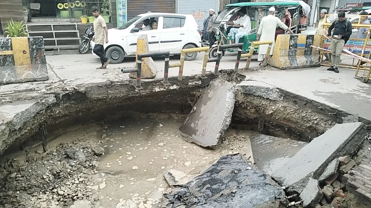 मुजफ्फरनगर: बारिश के बाद मीनाक्षी चौक पर सड़क का हिस्सा धंसा, ट्रैफिक पुलिस ने संभाला मोर्चा