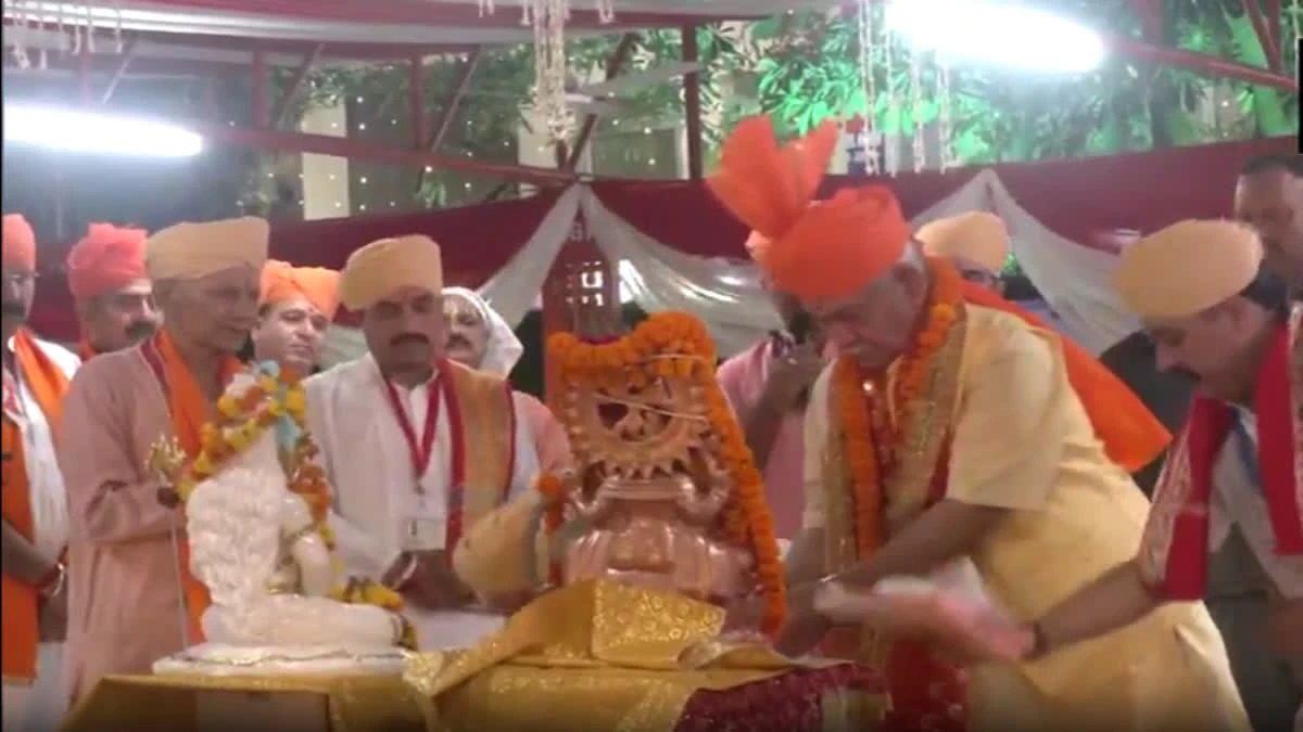 अमरनाथ यात्रा 2026 का आगाज: जम्मू से रवाना हुआ पहला जत्था, एलजी ने दिखाई हरी झंडी