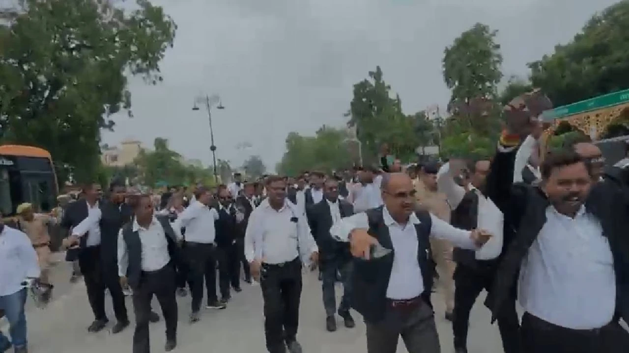 राम मंदिर चढ़ावा चोरी: अयोध्या में वकीलों का प्रदर्शन, FIR की मांग