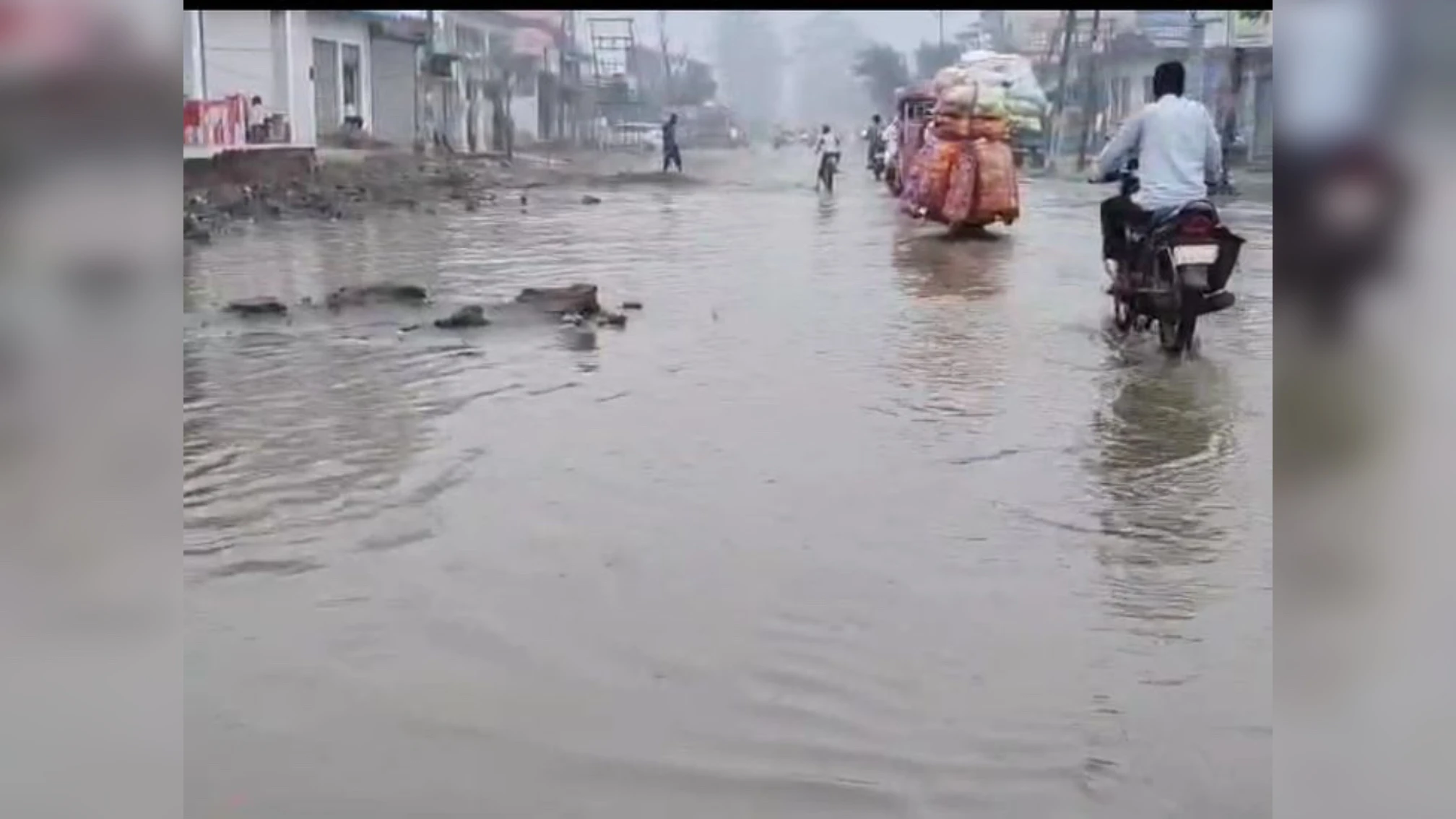 कांवड़ यात्रा से पहले मुजफ्फरनगर में जलभराव, बरला में NH-58 पर फूटा ग्रामीणों का गुस्सा