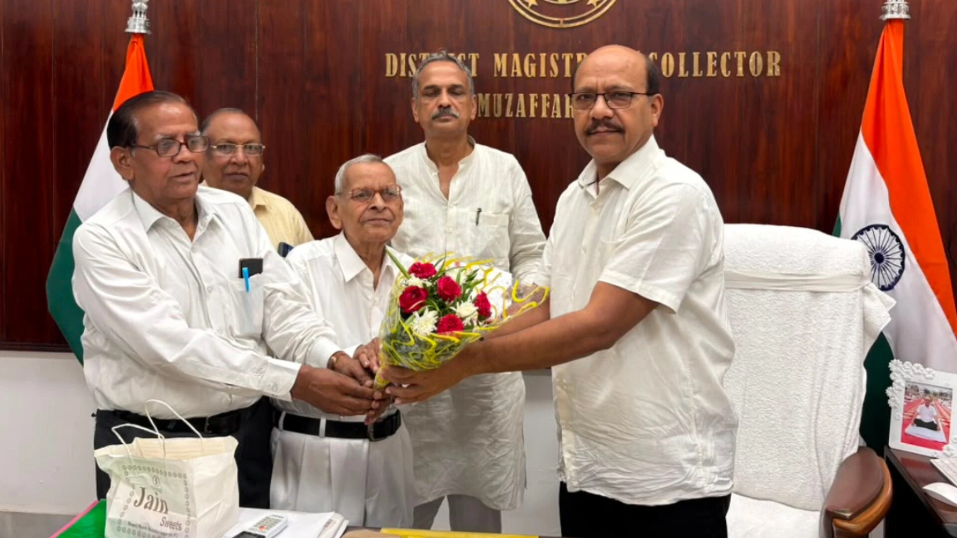 जिला अधिकारी उमेश मिश्र को पुस्तिकायें भेंट