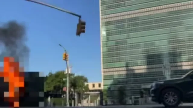 न्यूयॉर्क में UN मुख्यालय के बाहर तिब्बती प्रदर्शनकारी ने की आत्मदाह की कोशिश