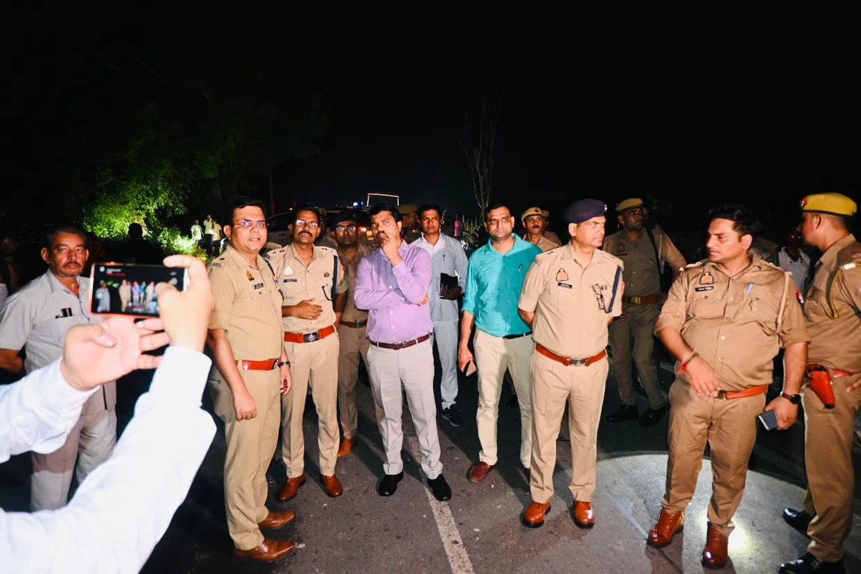 यूपी: बस को धक्का लगा रहे यात्रियों को कंटेनर ने कुचला, 4 की मौत, कई घायल