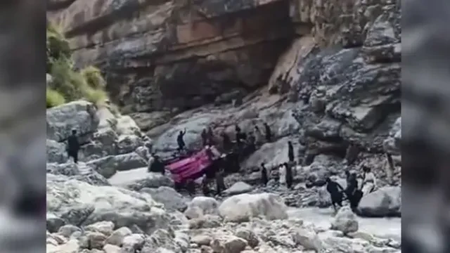 बलूचिस्तान में भीषण सड़क हादसा, खाई में गिरी यात्री बस; 40 लोगों की मौत