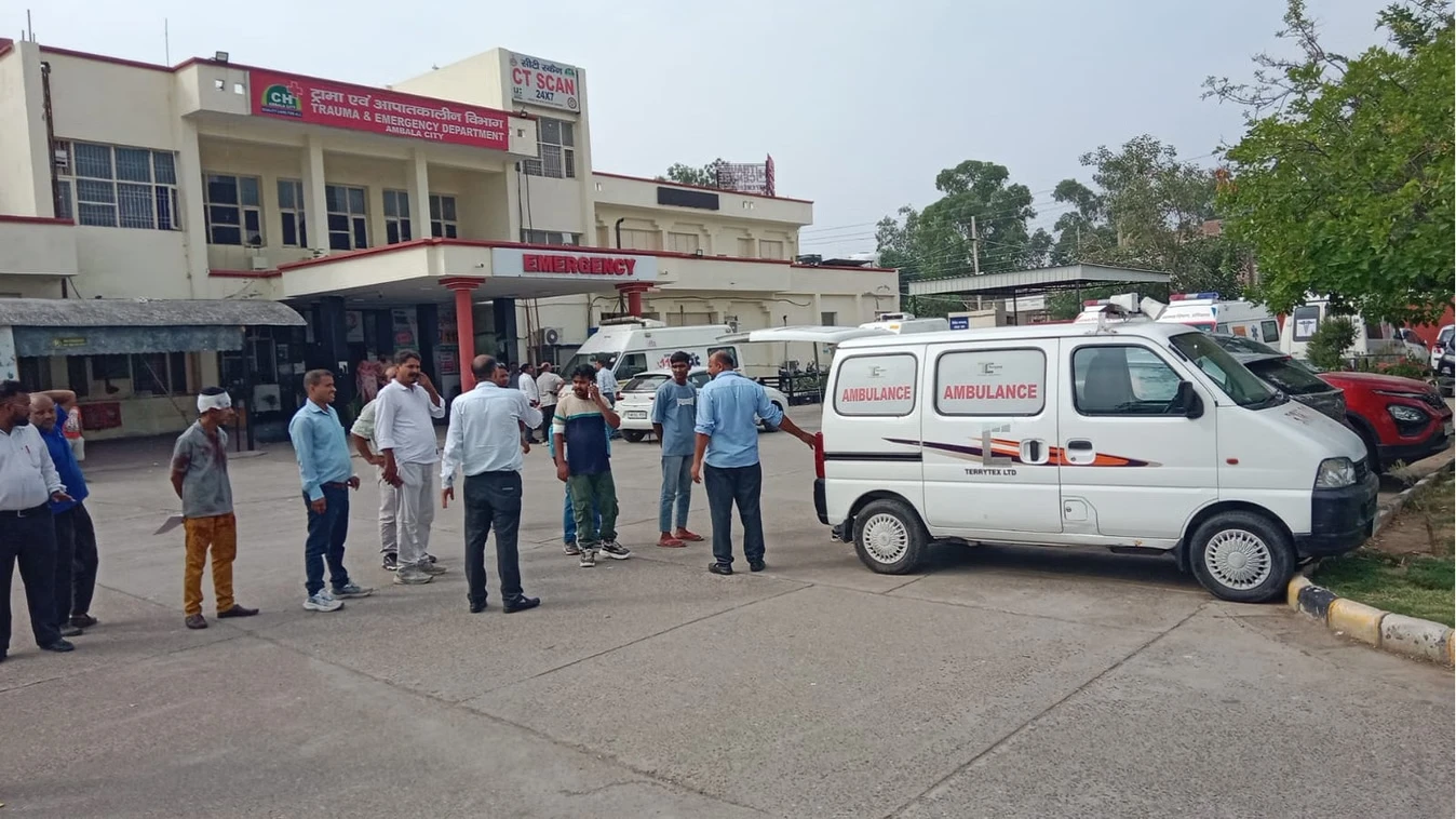 अंबाला में पिकअप और बस की भीषण टक्कर, बाइक सवार की मौत, 11 मजदूर घायल