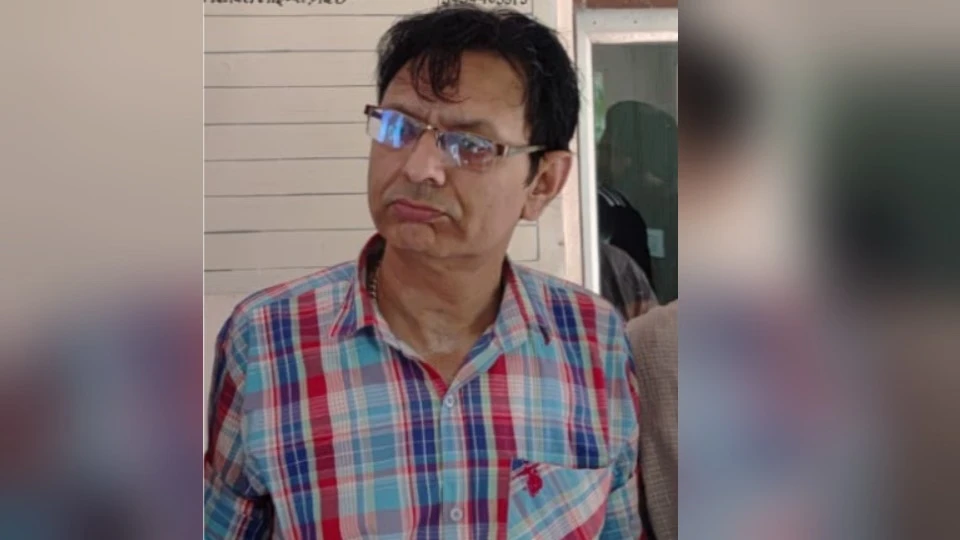 मेरठ: एंटी करप्शन टीम की बड़ी कार्रवाई, पेंशन कागज के नाम पर रिश्वत लेते लेखाधिकारी गिरफ्तार