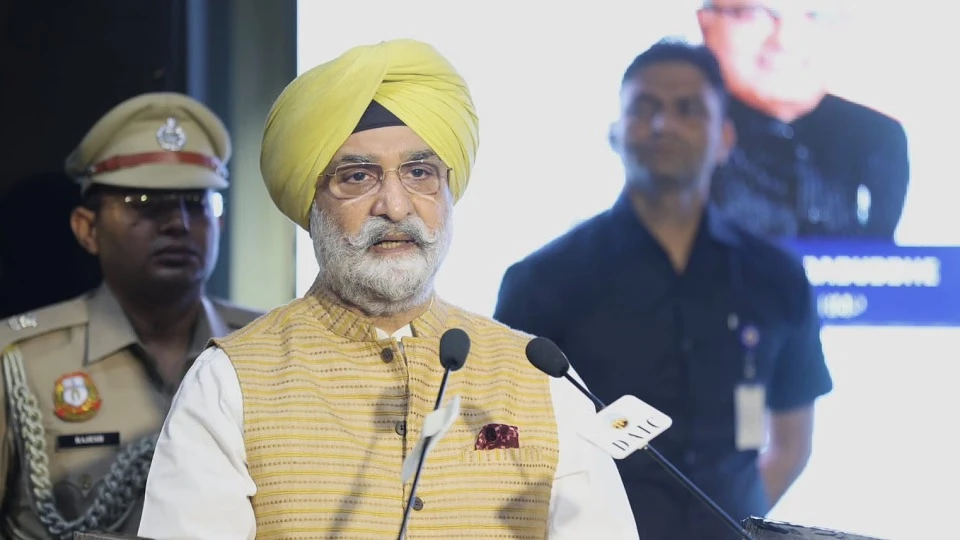 दिल्ली में सरकारी जमीनों पर सख्ती, LG ने दिए जीरो टॉलरेंस निर्देश