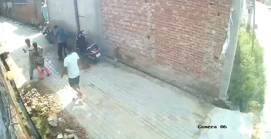 पत्नी को मनाने पहुंचे युवक पर हमला, साले ने पेट्रोल डालकर लगाई आग