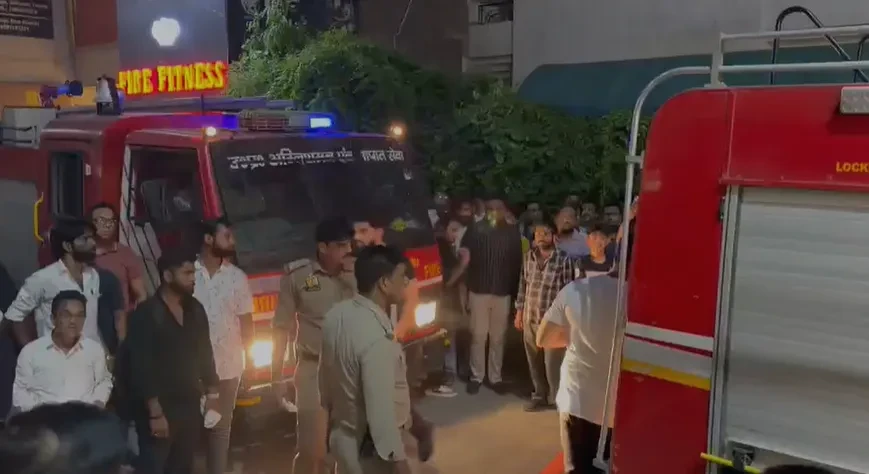 मुजफ्फरनगर: अर्चना साड़ी शोरूम में भीषण आग, इलाके में मचा हड़कंप