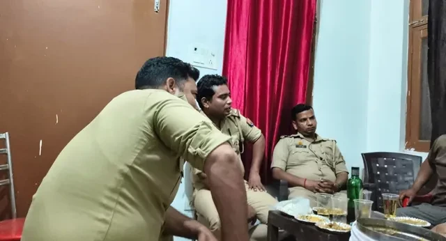 गढ़मुक्तेश्वर में वर्दीधारी पुलिसकर्मियों की कथित शराब पार्टी का वीडियो वायरल
