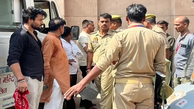 काशी विश्वनाथ मंदिर क्षेत्र में पीएसी जवान की कार्बाइन से अचानक फायर, तीन लोग घायल