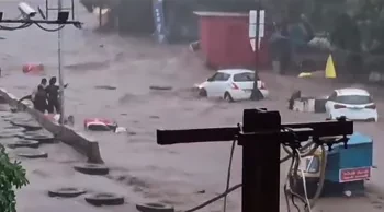 गुजरात में भारी बारिश का कहर, जूनागढ़ में बाढ़ जैसे हालात; रेस्क्यू ऑपरेशन जारी