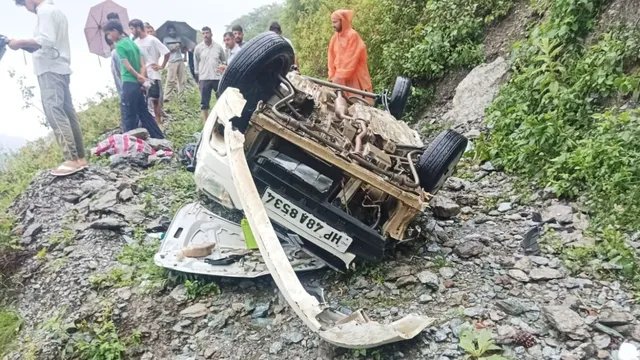 चंबा सड़क हादसा: खाई में गिरी कार, मासूम समेत पांच लोगों की मौत