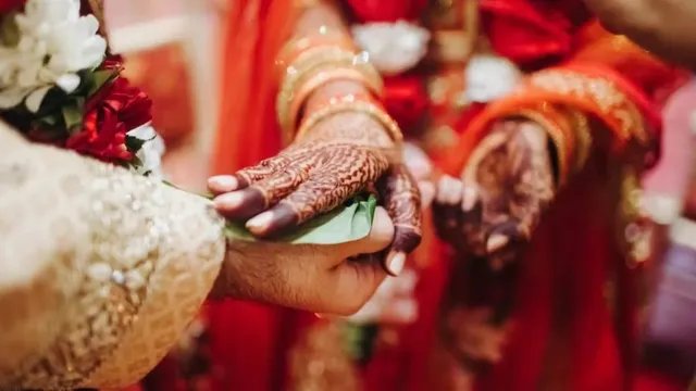 नशे के आरोप के बाद टूटी शादी फिर जुड़ी, मुस्कान और संत कुमार ने मंदिर में रचाई शादी