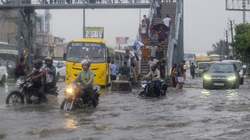 UP-बिहार समेत 15 राज्यों में भारी बारिश का अलर्ट, दिल्ली-NCR में तेज हवाएं चलने की चेतावनी