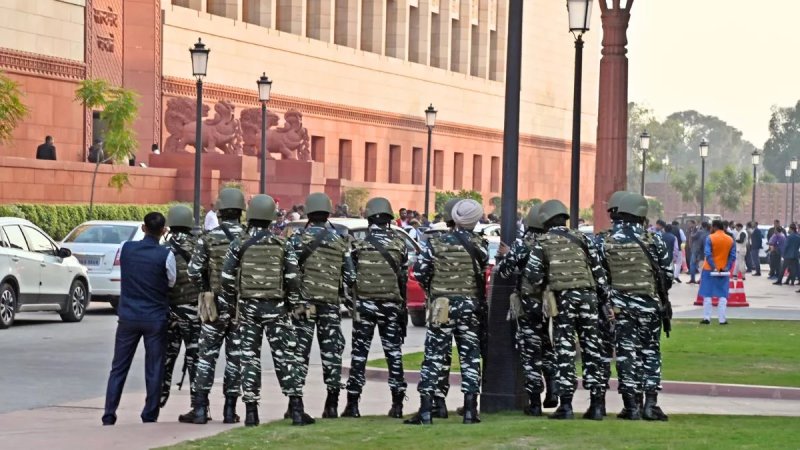 संसद मार्च से पहले दिल्ली में सुरक्षा कड़ी, जंतर-मंतर पर बैरिकेडिंग; धारा 163 लागू
