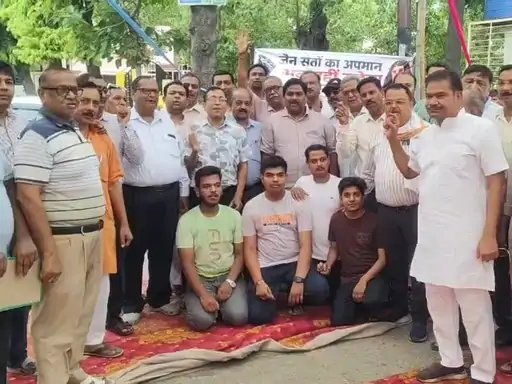 मुजफ्फरनगर: मेनका गांधी के बयान के विरोध में जैन समाज का प्रदर्शन, माफी की मांग