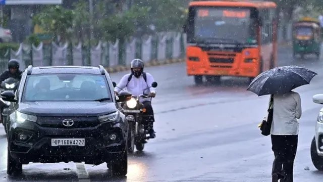 दिल्ली-NCR में बारिश से खिल उठा मौसम, तेज हवाओं ने दिलाई उमस से राहत