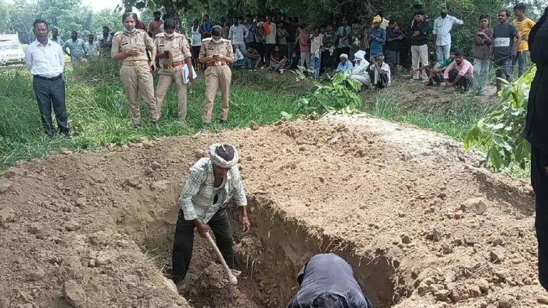 अकबरपुर: सीता देवी मौत मामले में कब्र से निकाला गया शव, पति ने खाया जहर