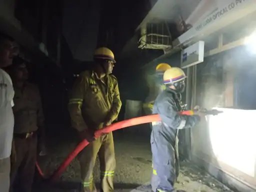 मुजफ्फरनगर में देर रात ऑप्टिकल शोरूम में लगी भीषण आग, लाखों का सामान जलकर राख