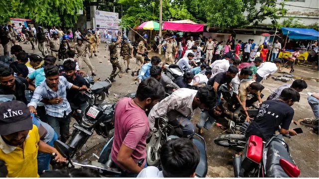 NEET पेपर लीक के विरोध में छात्रों का उग्र प्रदर्शन, गेट तोड़ने की कोशिश के बाद पुलिस ने किया लाठीचार्ज