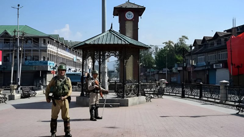 अनंतनाग में पुलिस दल पर फायरिंग, घायल हेड कॉन्स्टेबल की इलाज के दौरान मौत